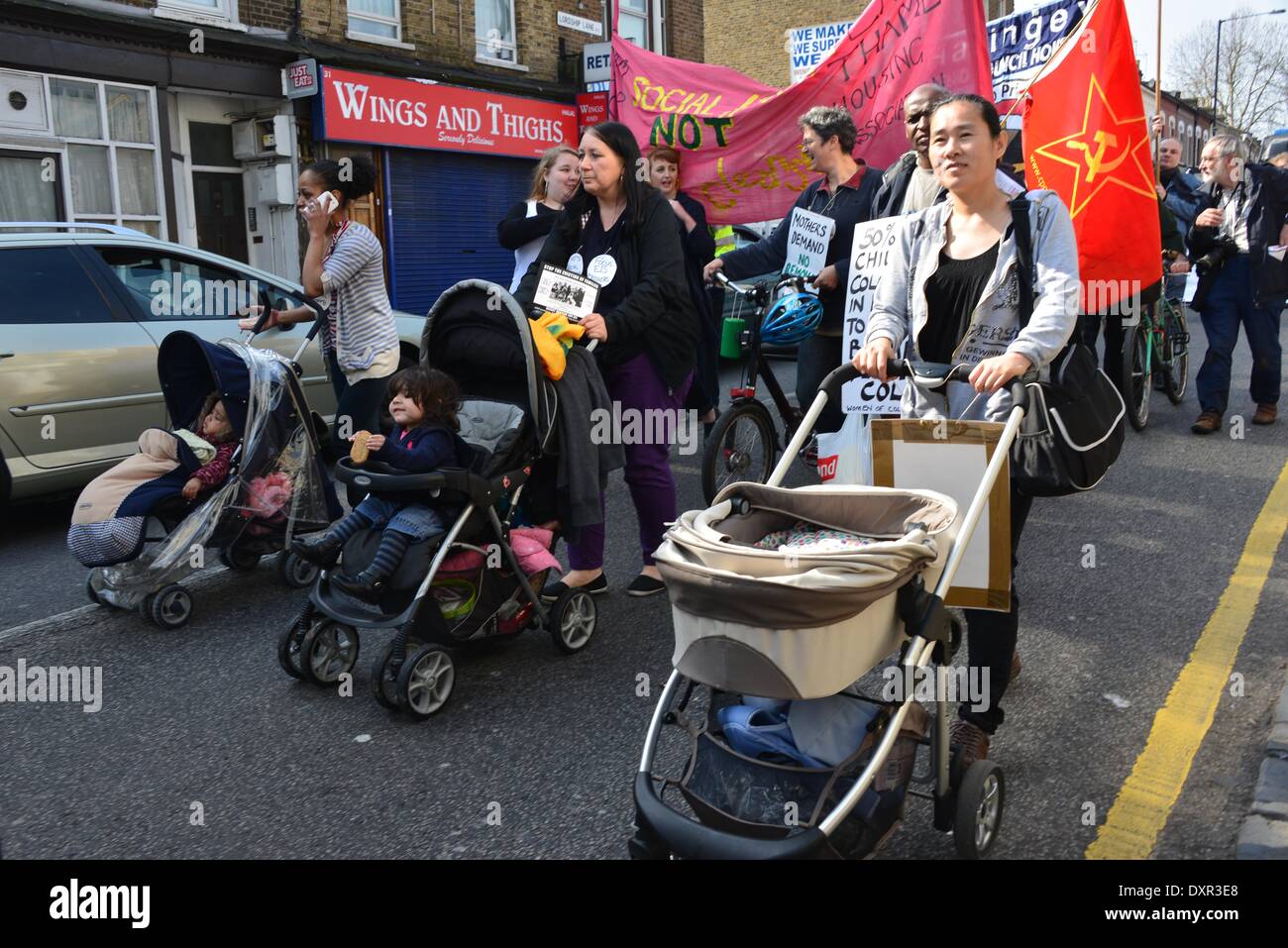 Angleterre Londres, 29 mars 2014 : un groupe de mère et de la communauté des mères mars mars contre les coupures et de déplacer, Focus E15 mère avec des enfants à un autre barough et la demande de travailleur social à retourner leur enfant de care à Londres. Credit : Voir Li/Alamy Live News Banque D'Images