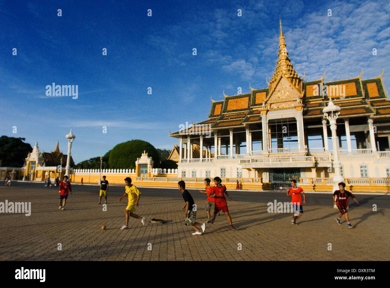 Jouer au football à l'extérieur du Palais Royal. Phnom Penh. Le Cambodge est l'équipe nationale de football l'équipe nationale du Cambodge et Banque D'Images