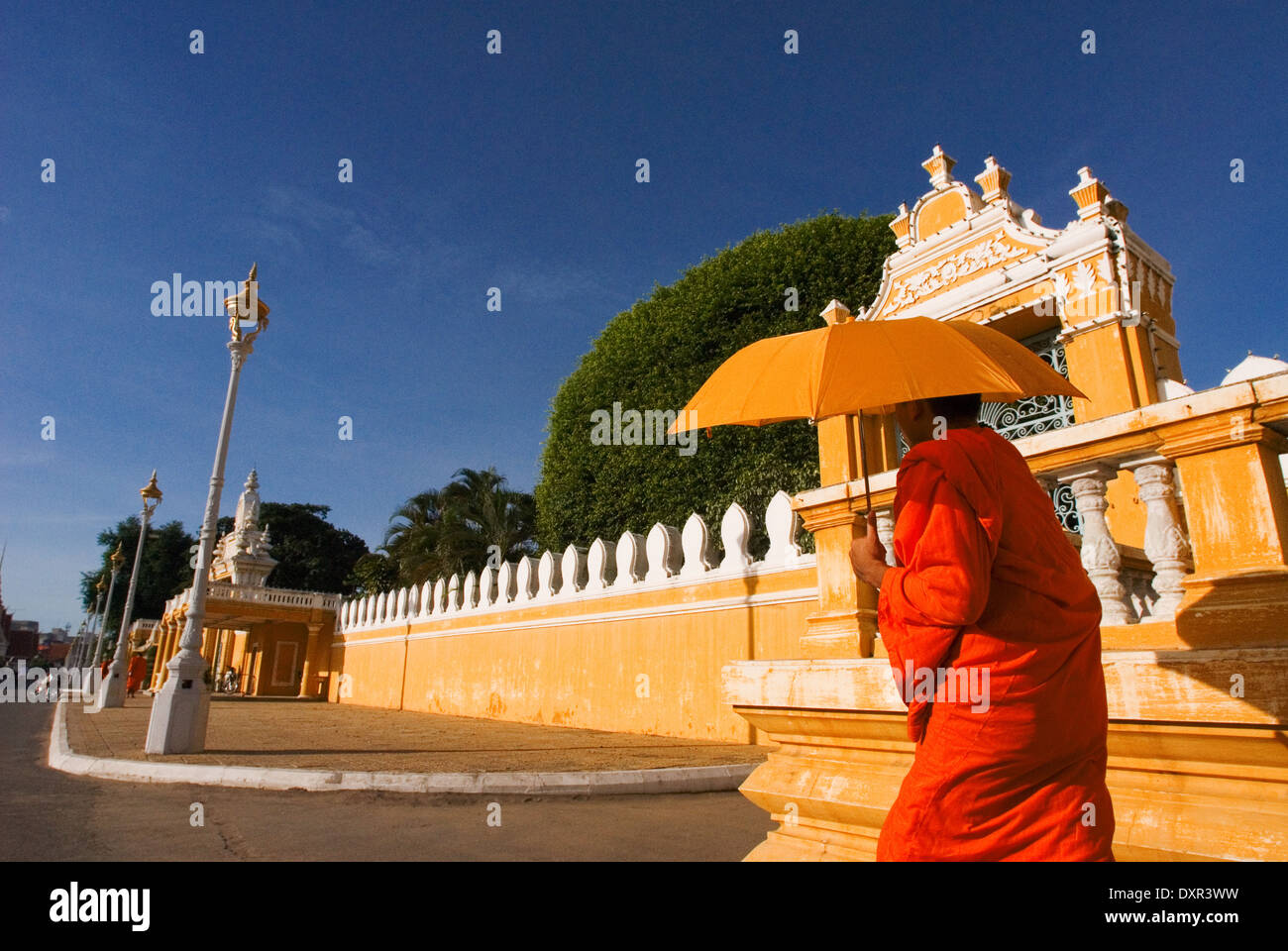 Moines de marcher à l'extérieur du Palais Royal. Phnom Penh. Brillant dans l'or, le Palais Royal est l'un de Phnom Penh ?s plus splendide qu'Arkite Banque D'Images