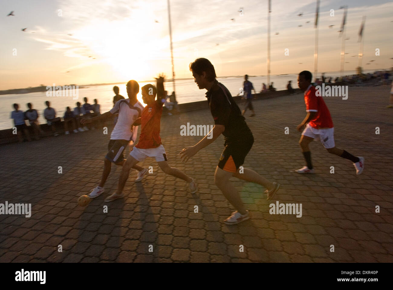 Jouer au football à l'extérieur du Palais Royal. Phnom Penh. Le Cambodge est l'équipe nationale de football l'équipe nationale du Cambodge et Banque D'Images