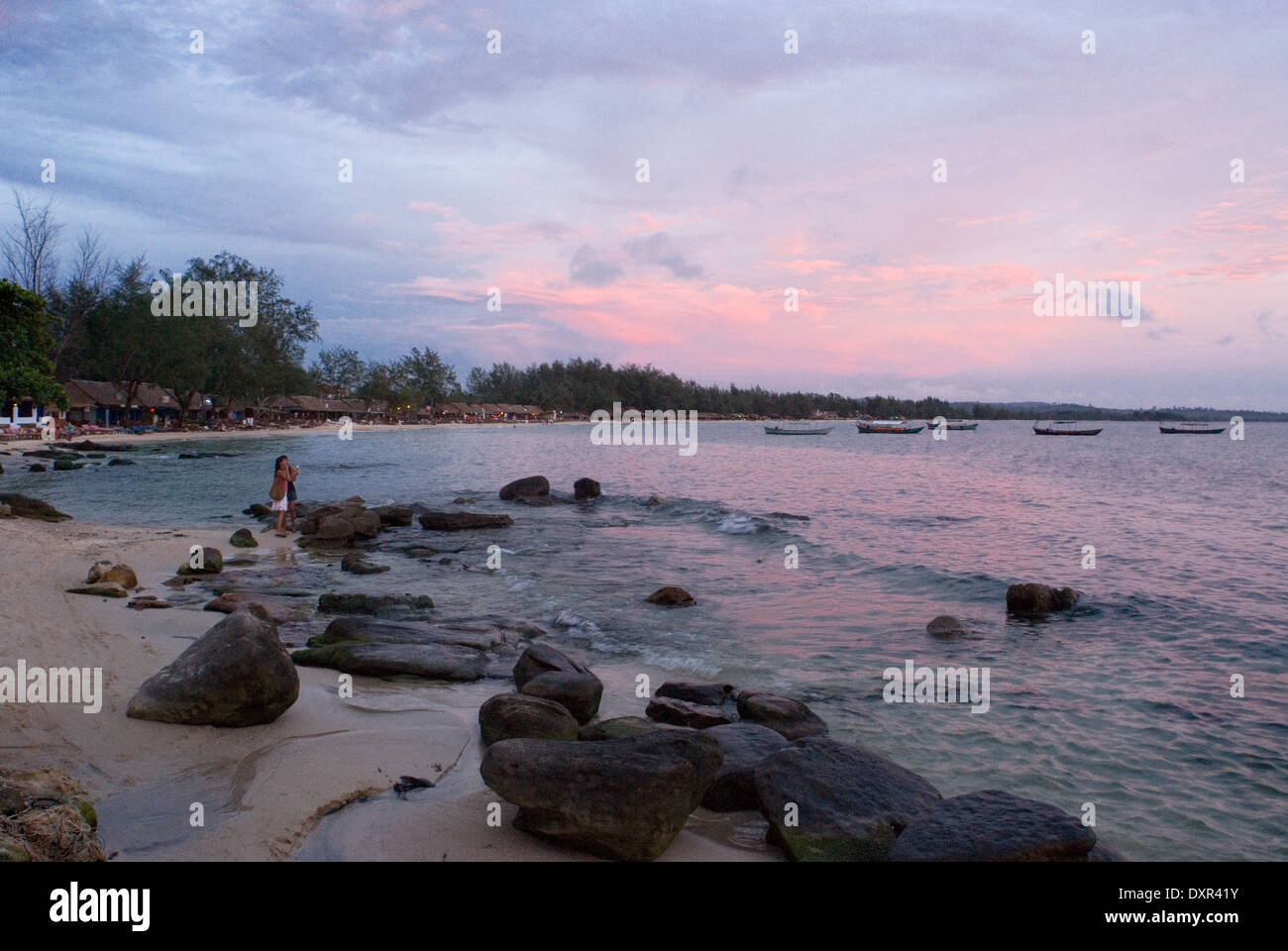 Plage de Sihanoukville. Au crépuscule devient le lieu de rencontre pour savourer une bonne bière. Sihanoukville (Krong Preah Seihanu), anciennement Kompo Banque D'Images