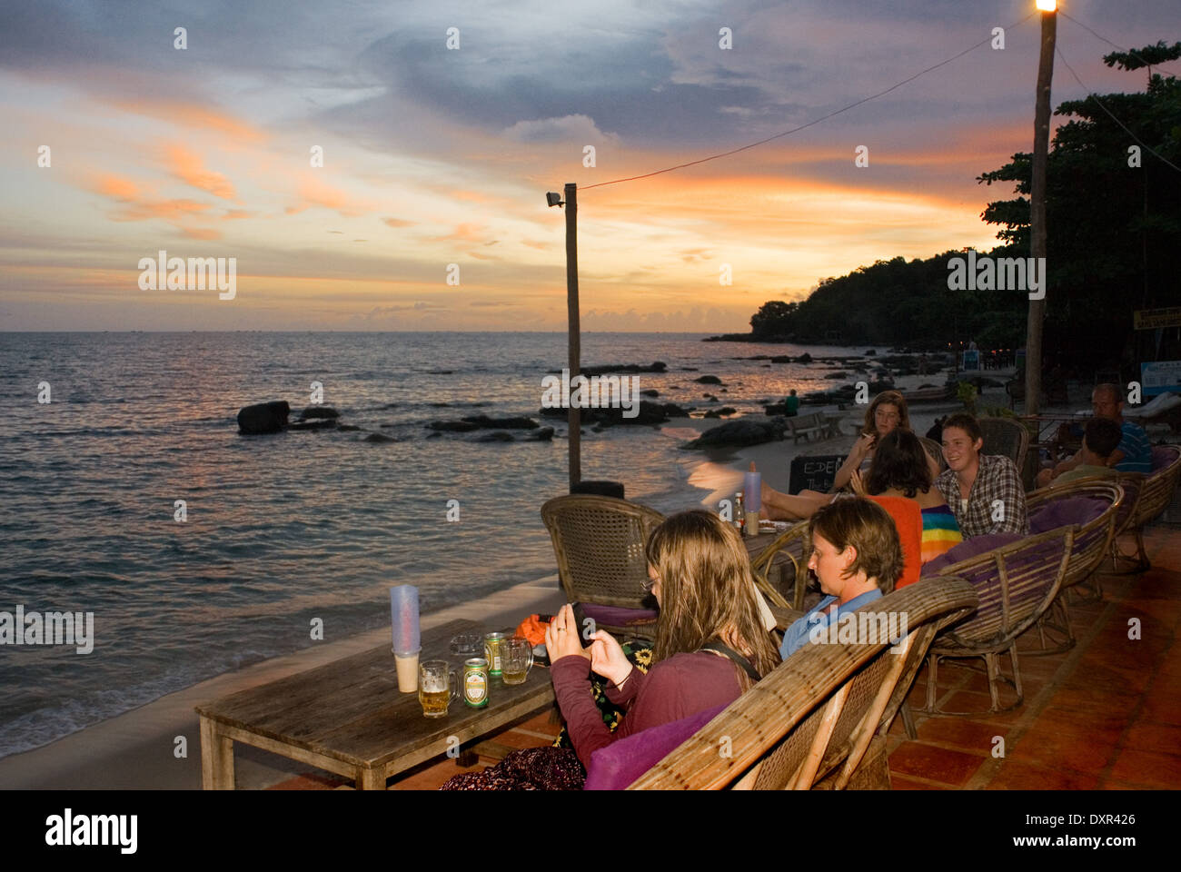 Plage de Sihanoukville. Au crépuscule devient le lieu de rencontre pour savourer une bonne bière. Sihanoukville (Krong Preah Seihanu), anciennement Kompo Banque D'Images