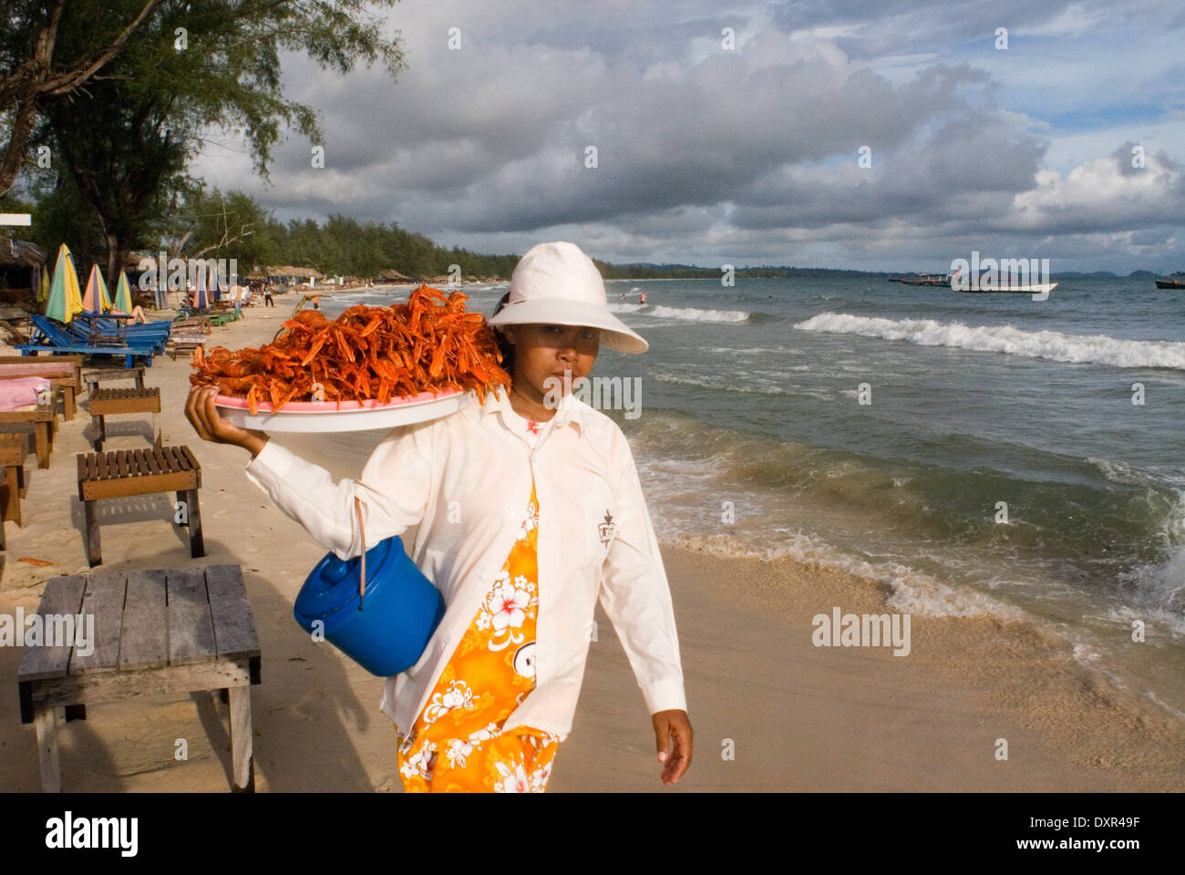 Les écrevisses vente à Sihanoukville Beach. Arrivant dans Sikanouville après avoir facilement 4 heures de bus avec Mekong Angkor Express Banque D'Images