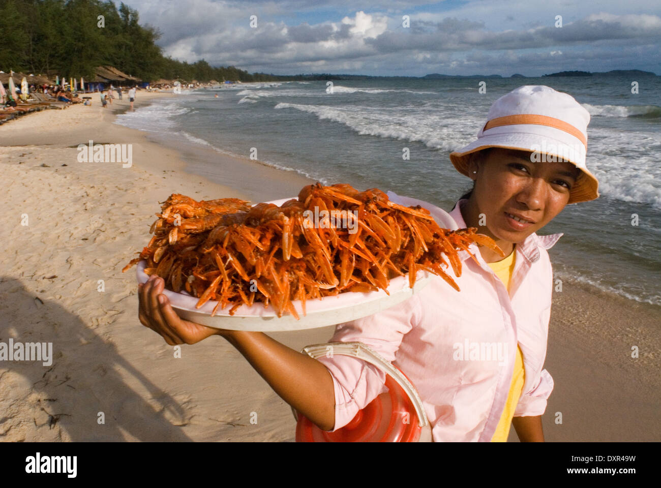 Les écrevisses vente à Sihanoukville Beach. Arrivant dans Sikanouville après avoir facilement 4 heures de bus avec Mekong Angkor Express Banque D'Images