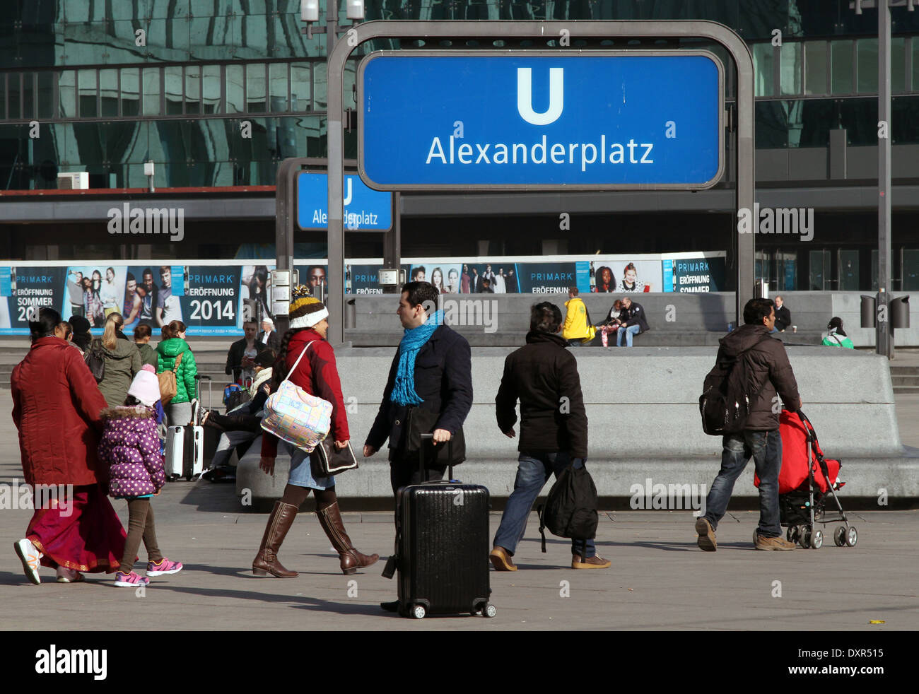 Berlin, Allemagne, les gens à l'extérieur de l'entrée de l'U- Bahn Alexanderplatz Banque D'Images