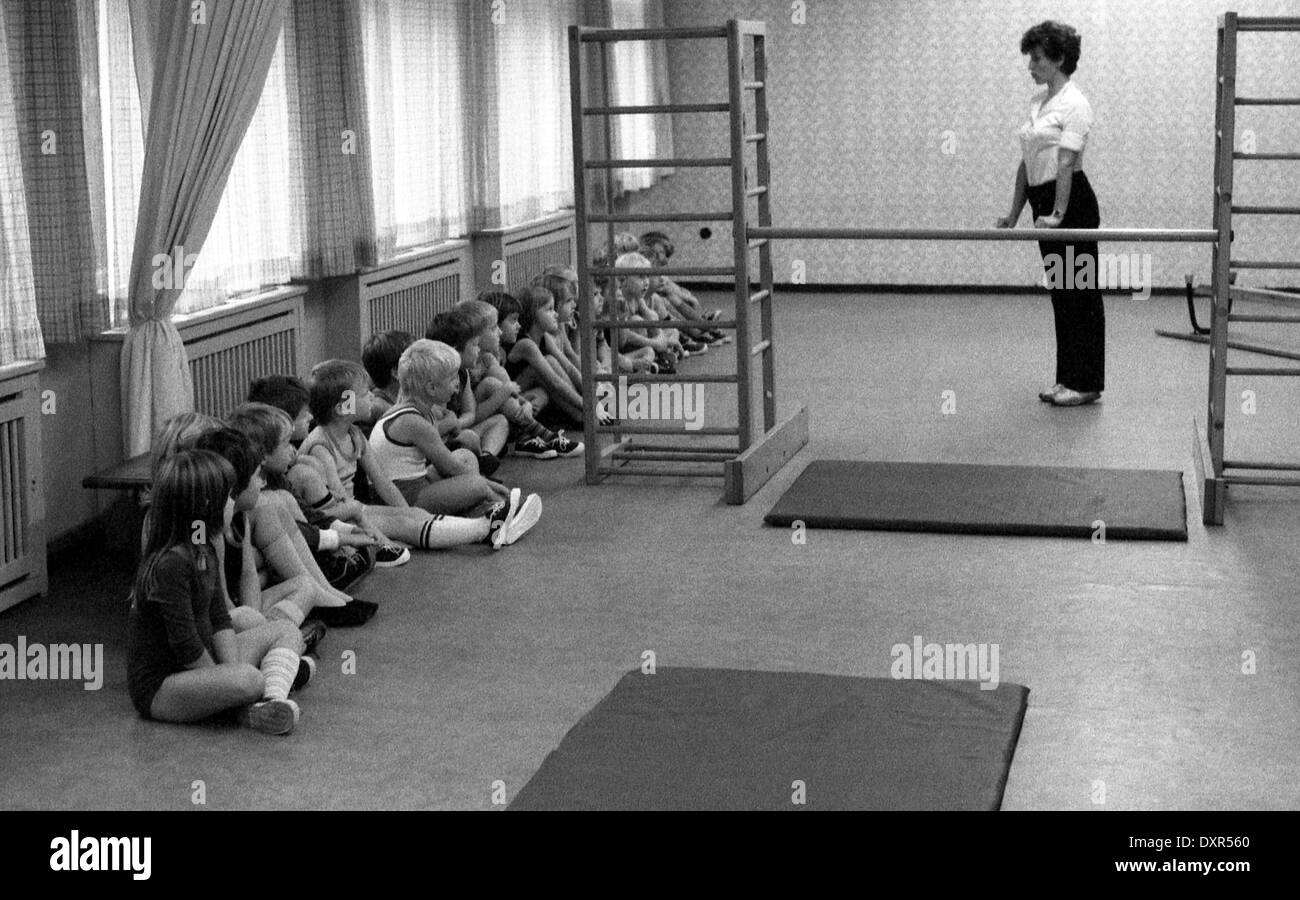 Berlin, DDR, enfants d'âge pré-scolaire et enseignant en éducation physique Banque D'Images