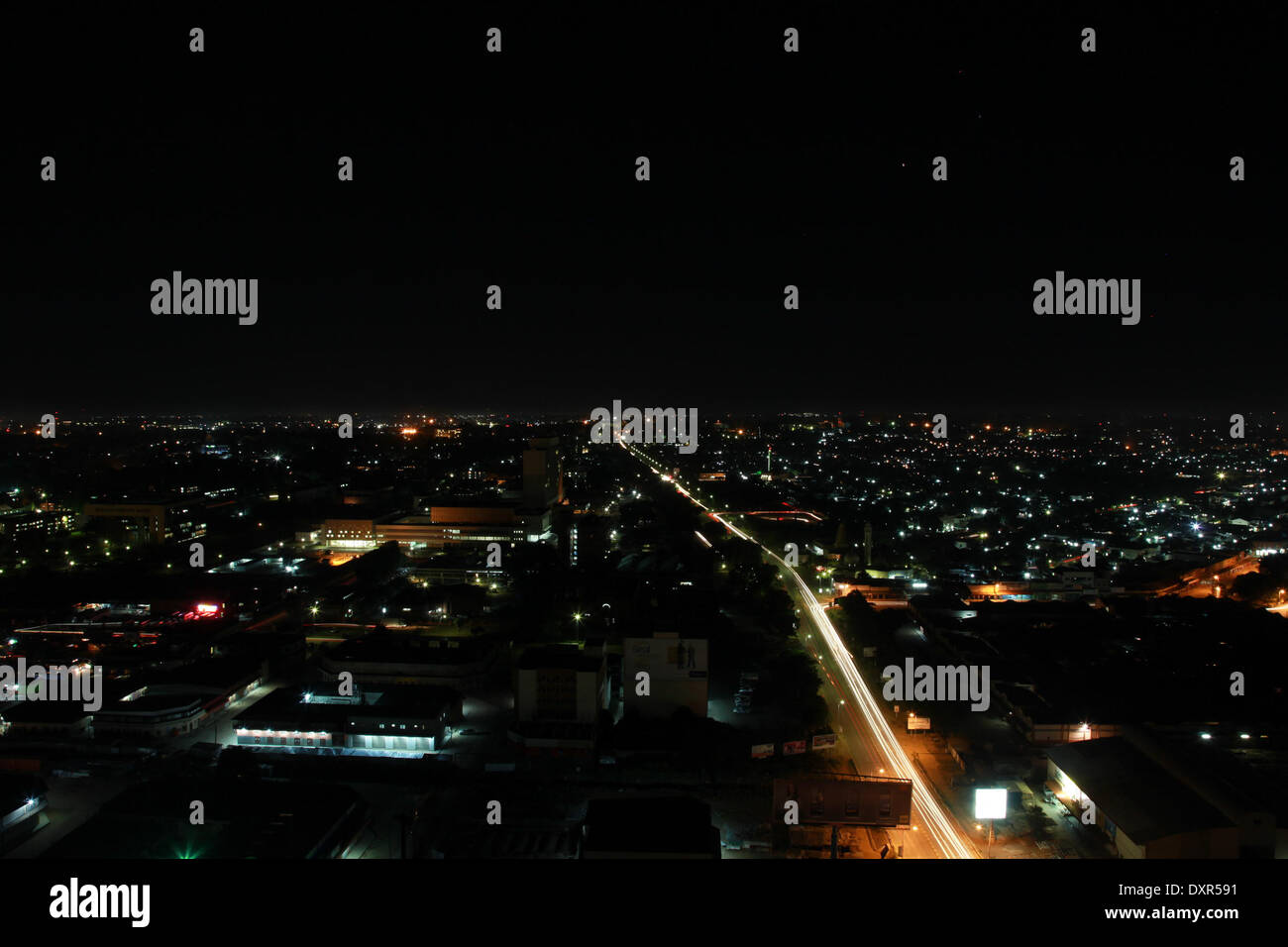 Lusaka. Mar 27, 2014. Photo prise le 27 mars 2014 montre la vue sur la ville de nuit à Lusaka, capitale de la Zambie. Ce groupe de photo, prise autour de l'heure de la Terre journée, qui tombe le 29 mars cette année, indique le quotidien vue nocturne de certaines villes principales à court de puissance dans electrocity pays d'Afrique subsaharienne, comme le Mozambique, République du Congo, au Ghana, au Rwanda, au Togo, etc. l'eau abondante ressource offre un énorme potentiel de transmission de l'énergie entre les pays d'Afrique australe. Le réseau national est en ce moment à couvert environ 23  % de sa population. © Peng Lijun/Xinhua/Alamy Live News Banque D'Images