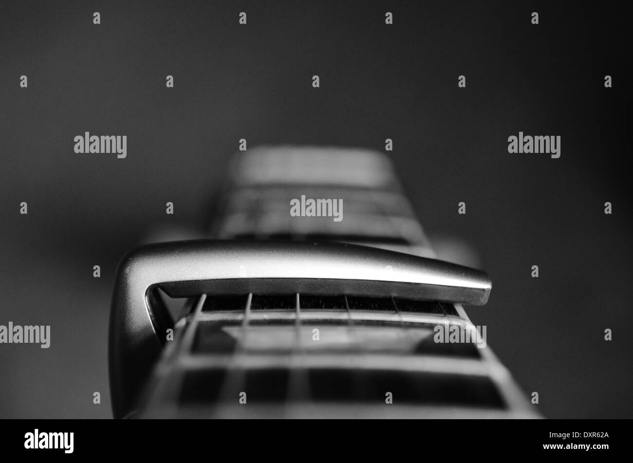 Manche de guitare avec capo Banque D'Images