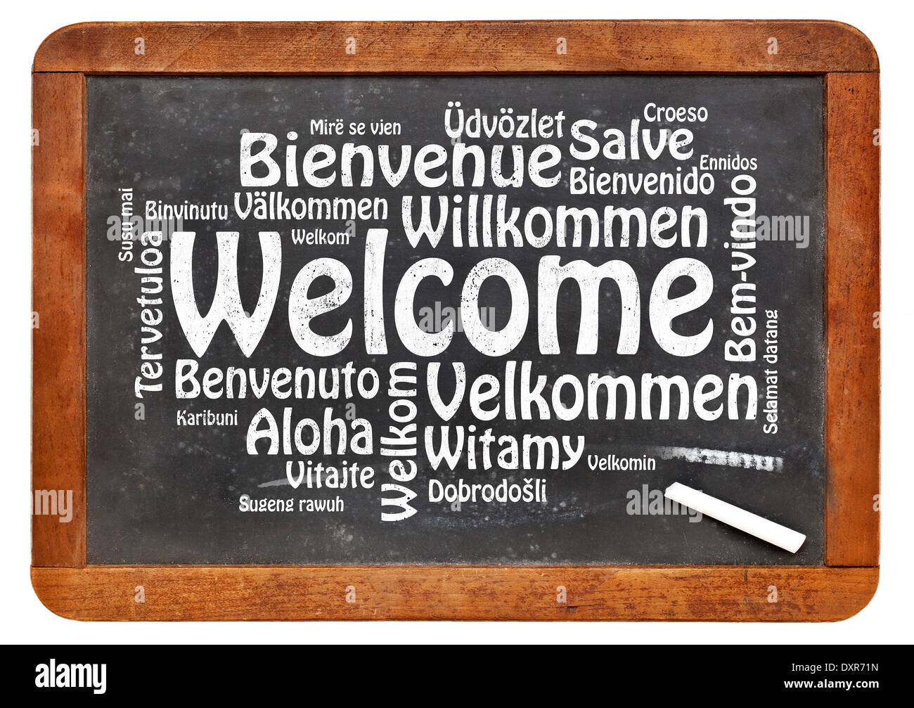 Bienvenue dans différentes langues - un nuage de mots dans un texte de craie blanche sur tableau noir ardoise vintage isolated on white Banque D'Images
