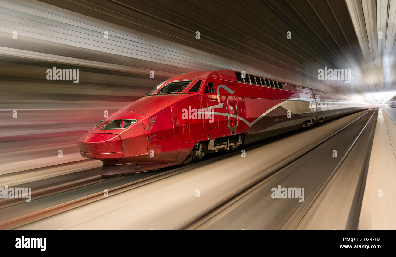 Train à grande vitesse avec le motion blur Banque D'Images