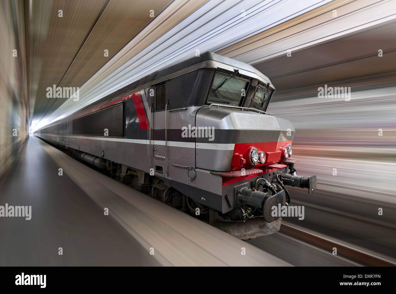 Train à grande vitesse avec le motion blur Banque D'Images