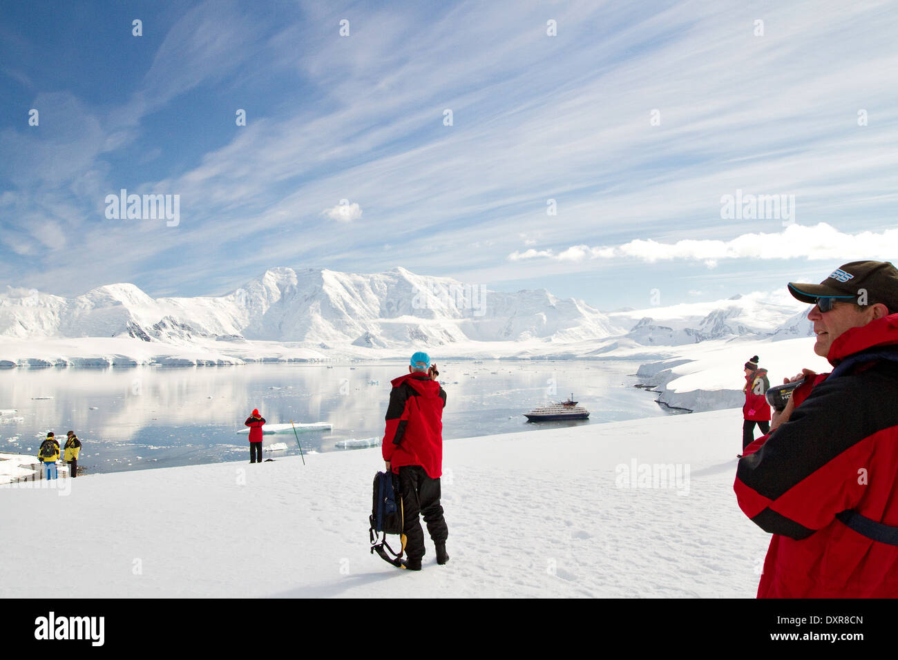 Les touristes de croisière antarctique sur bateau de croisière, bateau profitez du paysage sur l'Antarctique, l'Antarctique montagne, péninsule antarctique. Banque D'Images