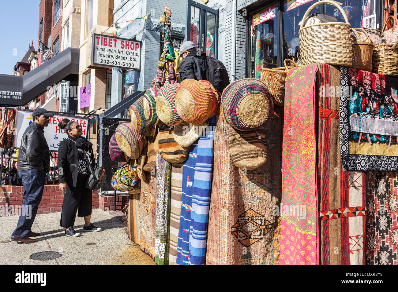 Articles importés pour la vente dans un magasin situé dans le quartier d'Adams Morgan, Washington DC, District of Columbia. Banque D'Images