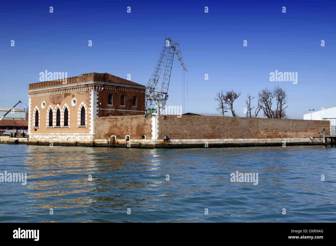 Ancien bâtiment du chantier naval à Venise - vue sur la mer Banque D'Images
