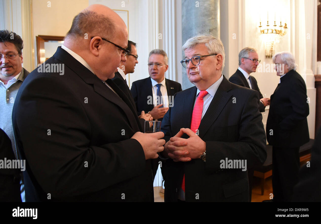 Berlin, Allemagne. Mar 28, 2014. Peter Altmaier et Joschka Fischer à l'Bienvenue au château Belevue sur Vendredi 28 mars 2014 à Berlin : dpa Crédit photo alliance/Alamy Live News Banque D'Images