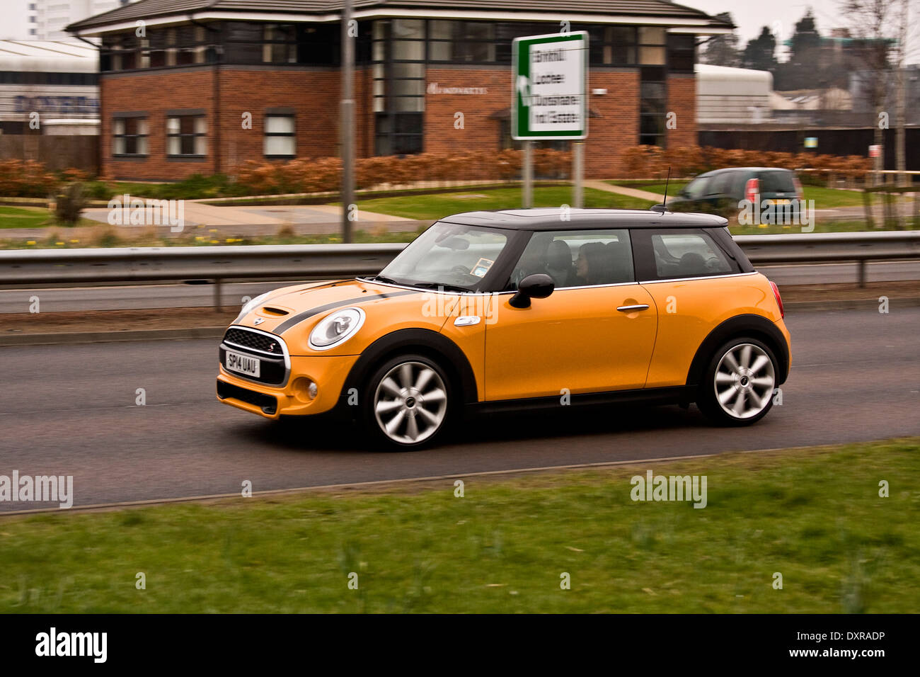Défilement d'une Mini Cooper voiture sans synchro flash arrière voyageant le long de la route à l'ouest de Kingsway à Dundee, Royaume-Uni Banque D'Images