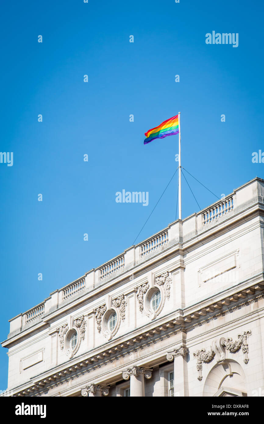 London, UK . Mar 29, 2014. Les immeubles de bureaux du cabinet à Whitehall battant le drapeau arc-en-ciel pour marquer l'égalité du mariage Crédit : Zefrog/Alamy Live News Banque D'Images