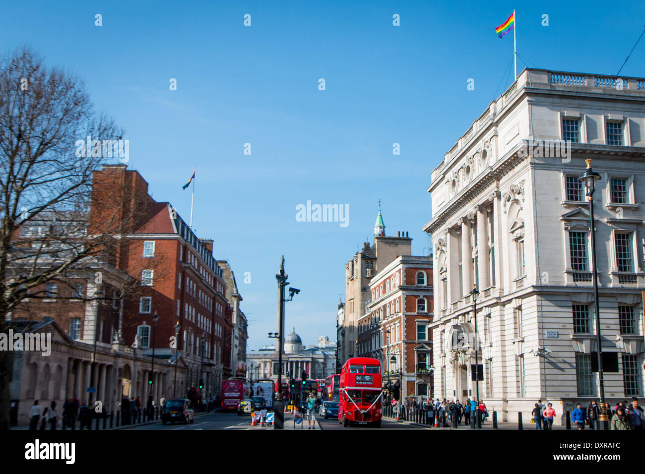London, UK . Mar 29, 2014. Les immeubles de bureaux du cabinet à Whitehall battant le drapeau arc-en-ciel pour marquer l'égalité du mariage Crédit : Zefrog/Alamy Live News Banque D'Images