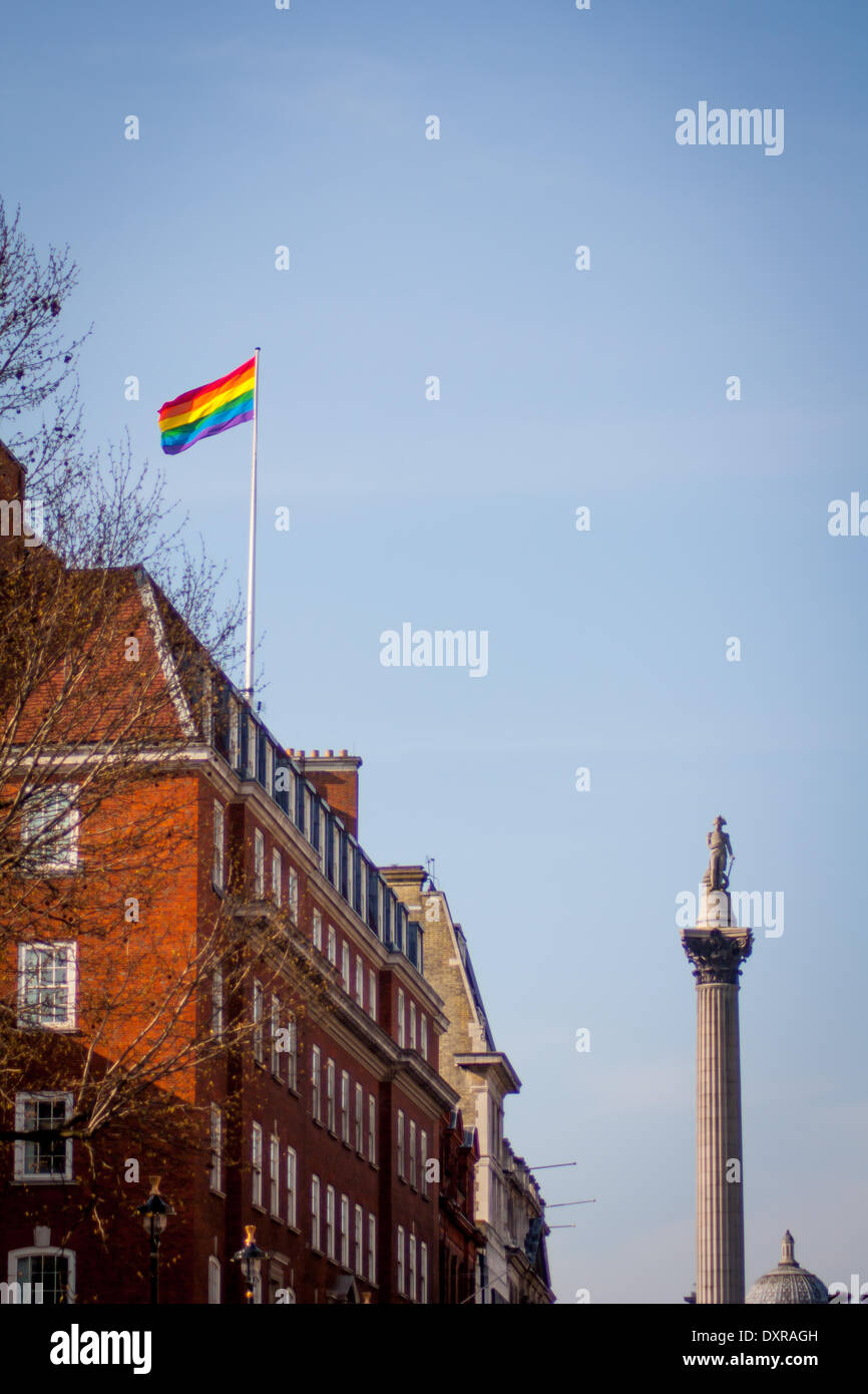 London, UK . Mar 29, 2014. Les immeubles de bureaux du cabinet à Whitehall battant le drapeau arc-en-ciel pour marquer l'égalité du mariage Crédit : Zefrog/Alamy Live News Banque D'Images