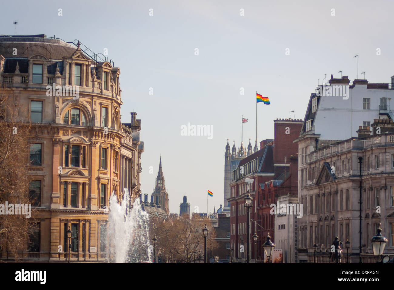 London, UK . Mar 29, 2014. Les immeubles de bureaux du cabinet à Whitehall battant le drapeau arc-en-ciel pour marquer l'égalité du mariage Crédit : Zefrog/Alamy Live News Banque D'Images