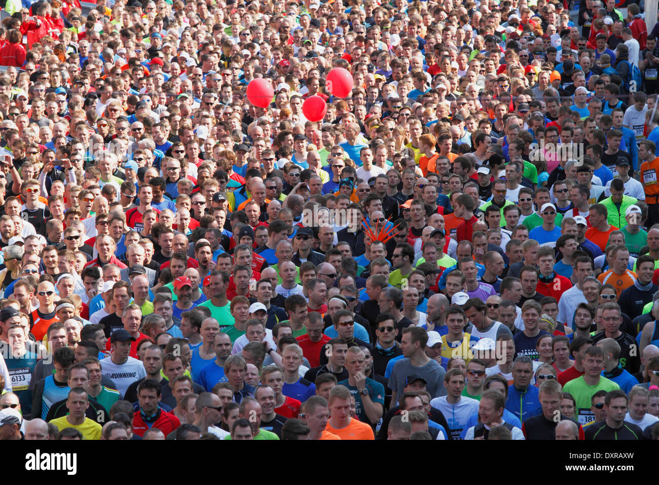 Copenhague, Danemark, le 29 mars, 2014. Les glissières de l'IAAF/AL-Banque du monde de semi-marathon 2014 a couru dans les rues de Copenhague ensoleillée avec start et but à la place du Palais de Christiansborg. L'élite hommes et femmes ont été suivies par près de 30 000 activités récréatives et sous-coureurs d'élite comme on le voit ici en attente de leur marqueur de début derrière porteur avec des ballons marquant leur heure pour le 21,097.5m. Credit : Niels Quist/Alamy Live News Banque D'Images