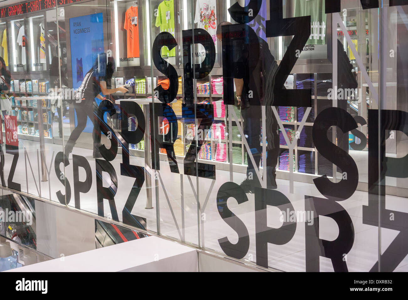 Uniqlo présente son SPRZ NY collection dans leur magasin phare de la Cinquième Avenue à New York Banque D'Images