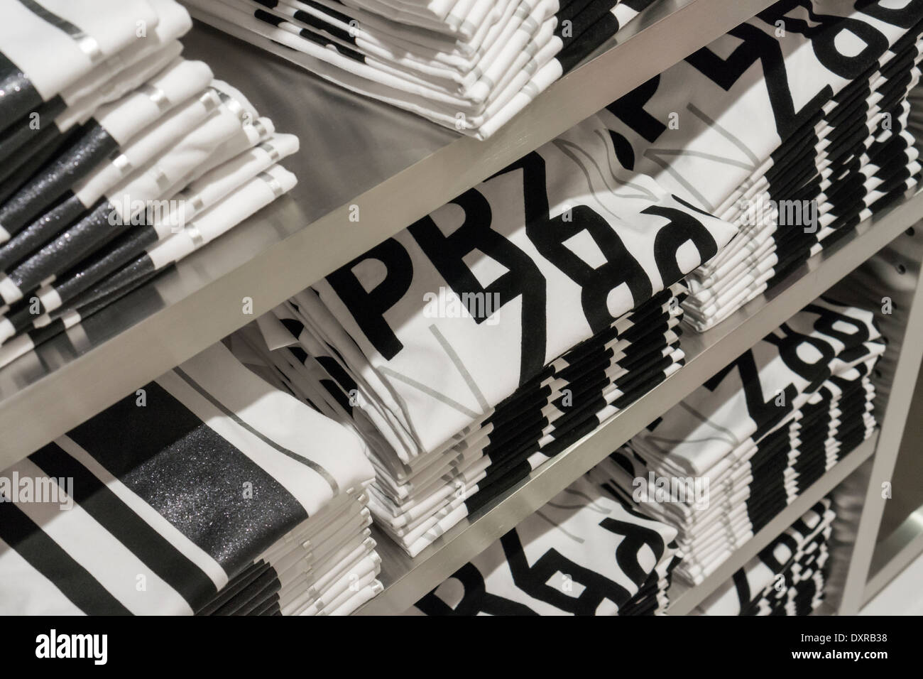 Uniqlo présente son SPRZ NY collection dans leur magasin phare de la Cinquième Avenue à New York Banque D'Images