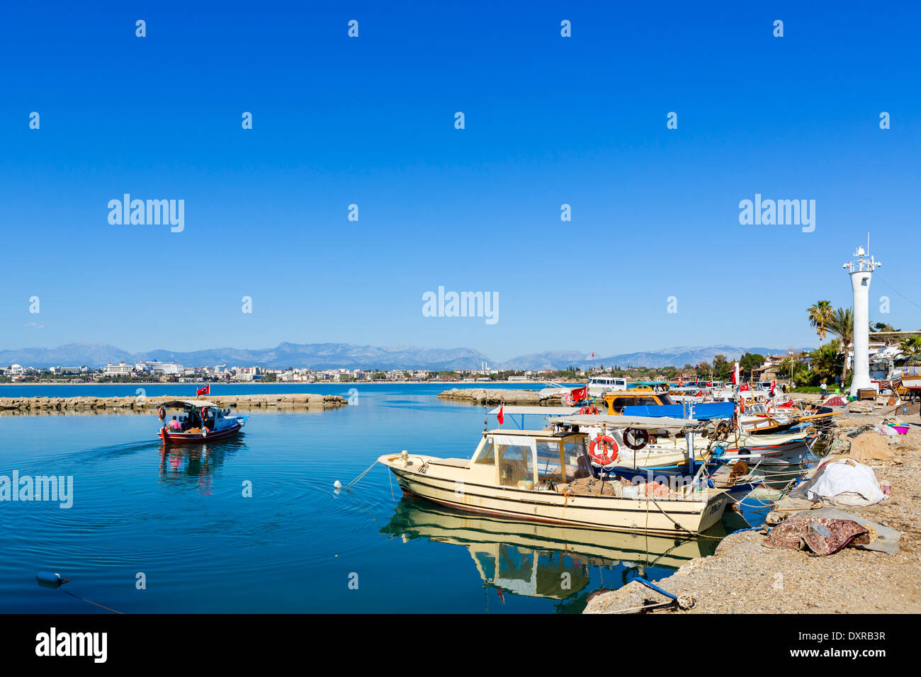 Bateaux de pêche dans le vieux port de la ville à la recherche vers les plages et zone de l'hôtel à l'ouest de la ville, Côté, Antalya Province, Turkey Banque D'Images