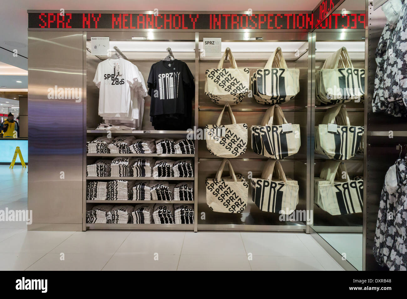 Uniqlo présente son SPRZ NY collection dans leur magasin phare de la Cinquième Avenue à New York Banque D'Images