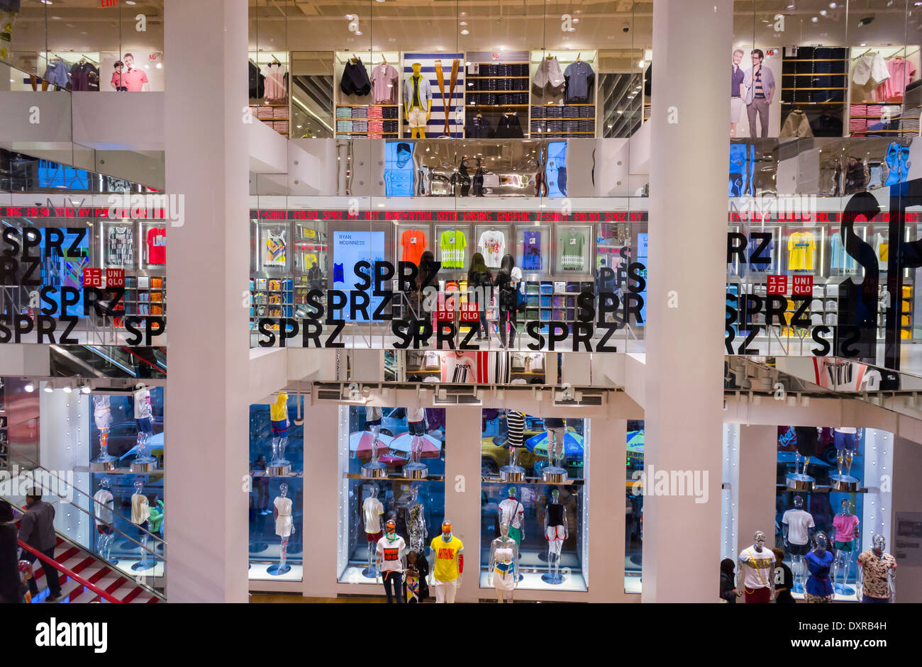 Uniqlo présente son SPRZ NY collection dans leur magasin phare de la Cinquième Avenue à New York Banque D'Images