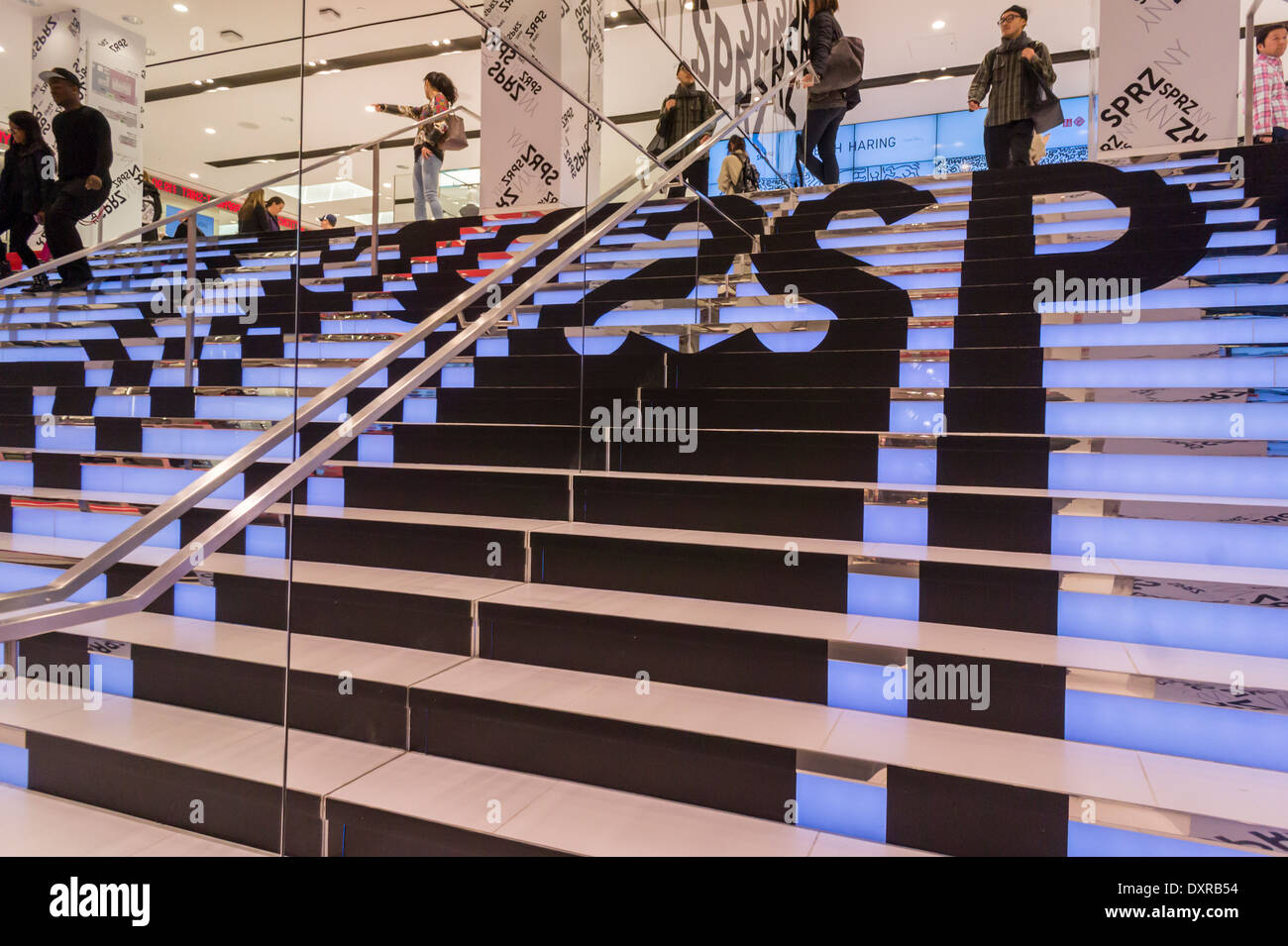 Uniqlo présente son SPRZ NY collection dans leur magasin phare de la Cinquième Avenue à New York Banque D'Images