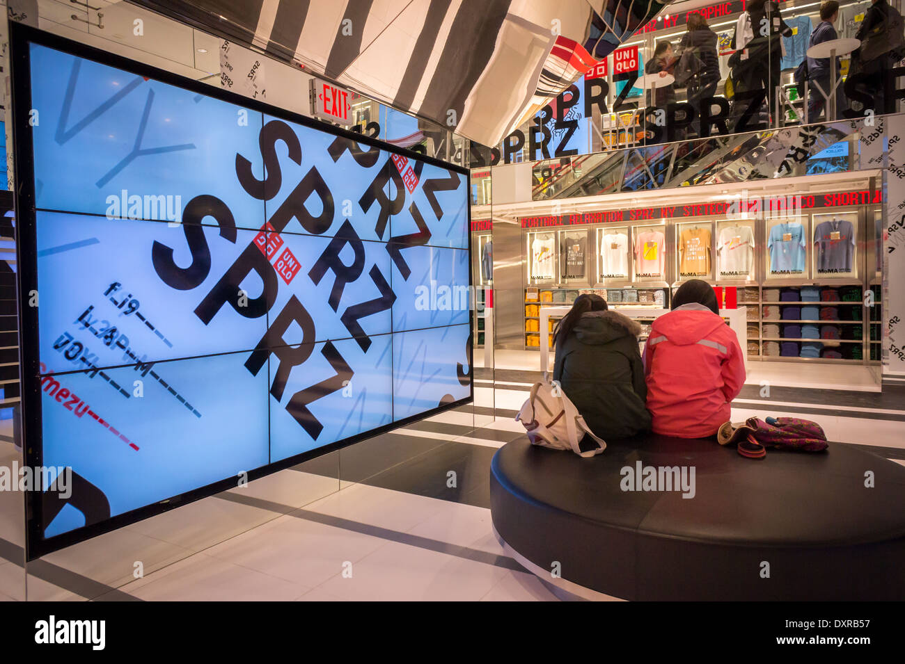 Uniqlo présente son SPRZ NY collection dans leur magasin phare de la Cinquième Avenue à New York Banque D'Images
