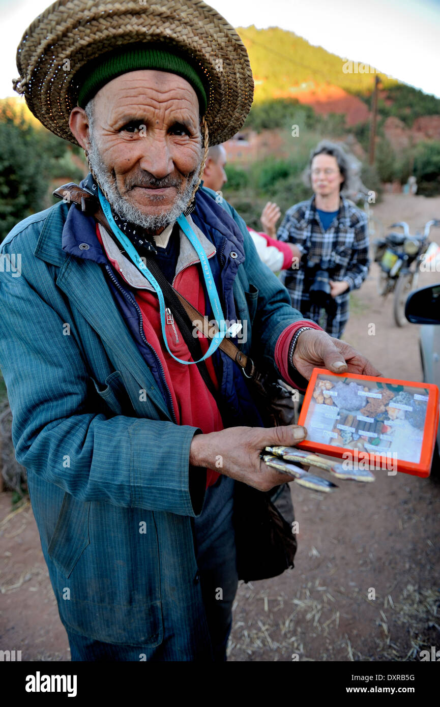 Portrait de Berbère marocain ancien man holding et la vente de pierres précieuses pour les touristes, Marrakech, Maroc, Banque D'Images