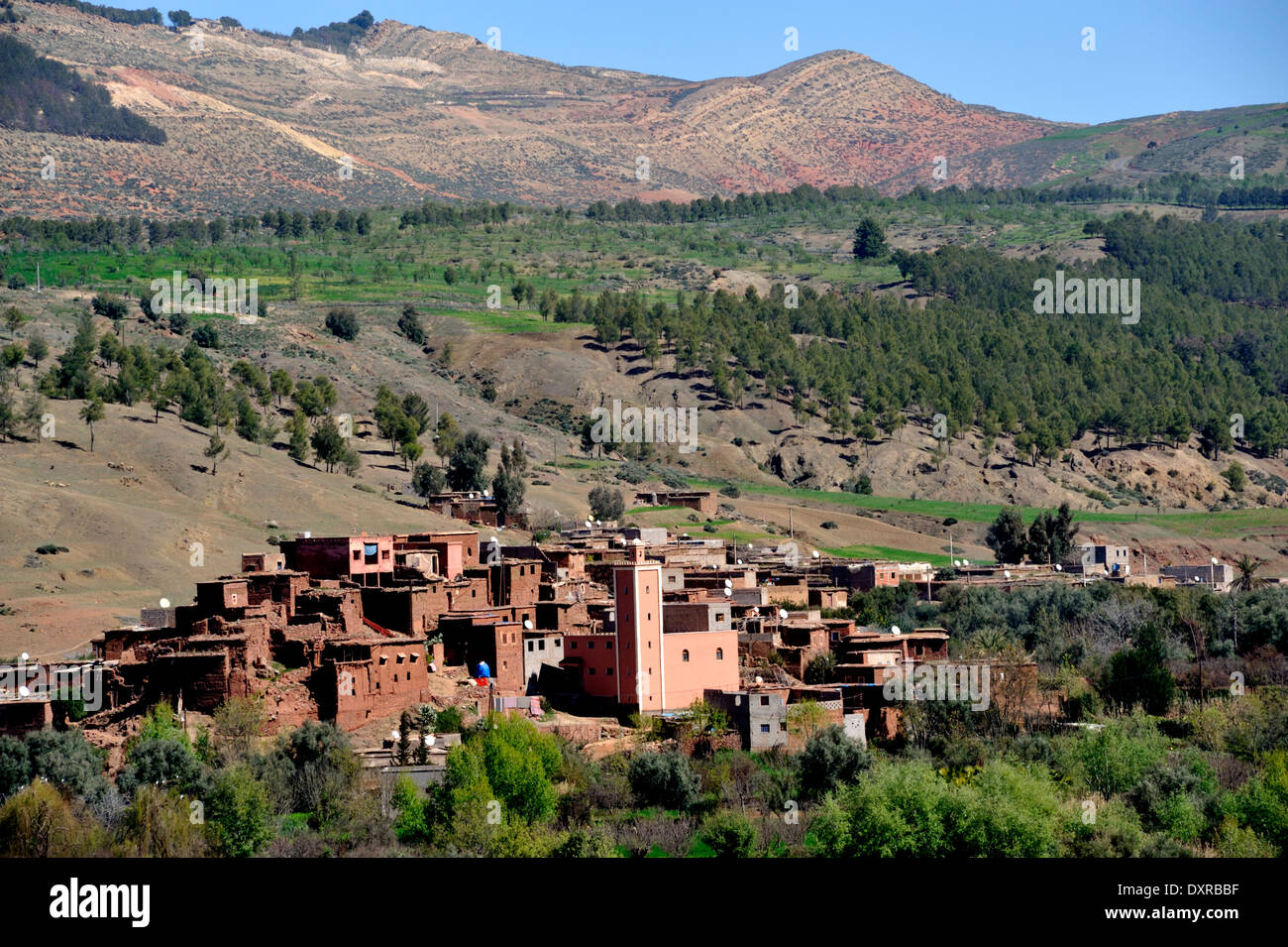 Village berbère au pied de l'Atlas, au large de l'Oukaimeden P2030 route de Marrakech, Maroc Banque D'Images