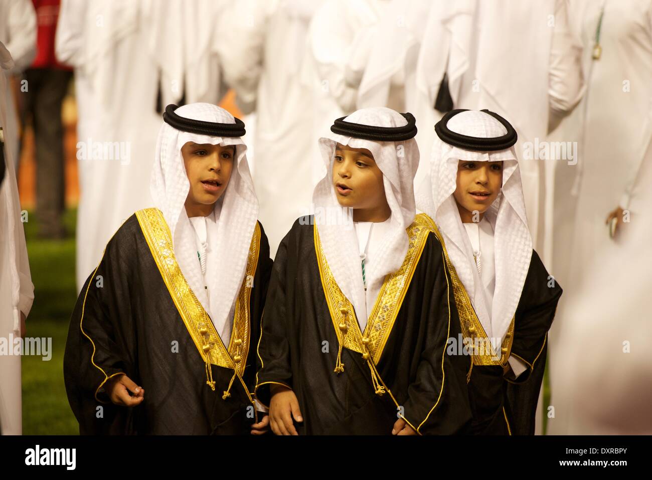 L'hippodrome de Meydan, DUBAÏ, ÉMIRATS ARABES UNIS. 29 mars, 2014. Trois jeunes princes saluer les coureurs à l'entrée de la parade au cours de l'anneau de Dubai World Cup Crédit : Tom Morgan/Alamy Live News Banque D'Images