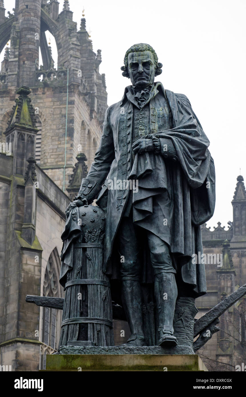 Statue d'Adam Smith (1723-1790), philosophe et économiste écossais, à l'extérieur de la Cathédrale Saint-Gilles d'Édimbourg. Banque D'Images