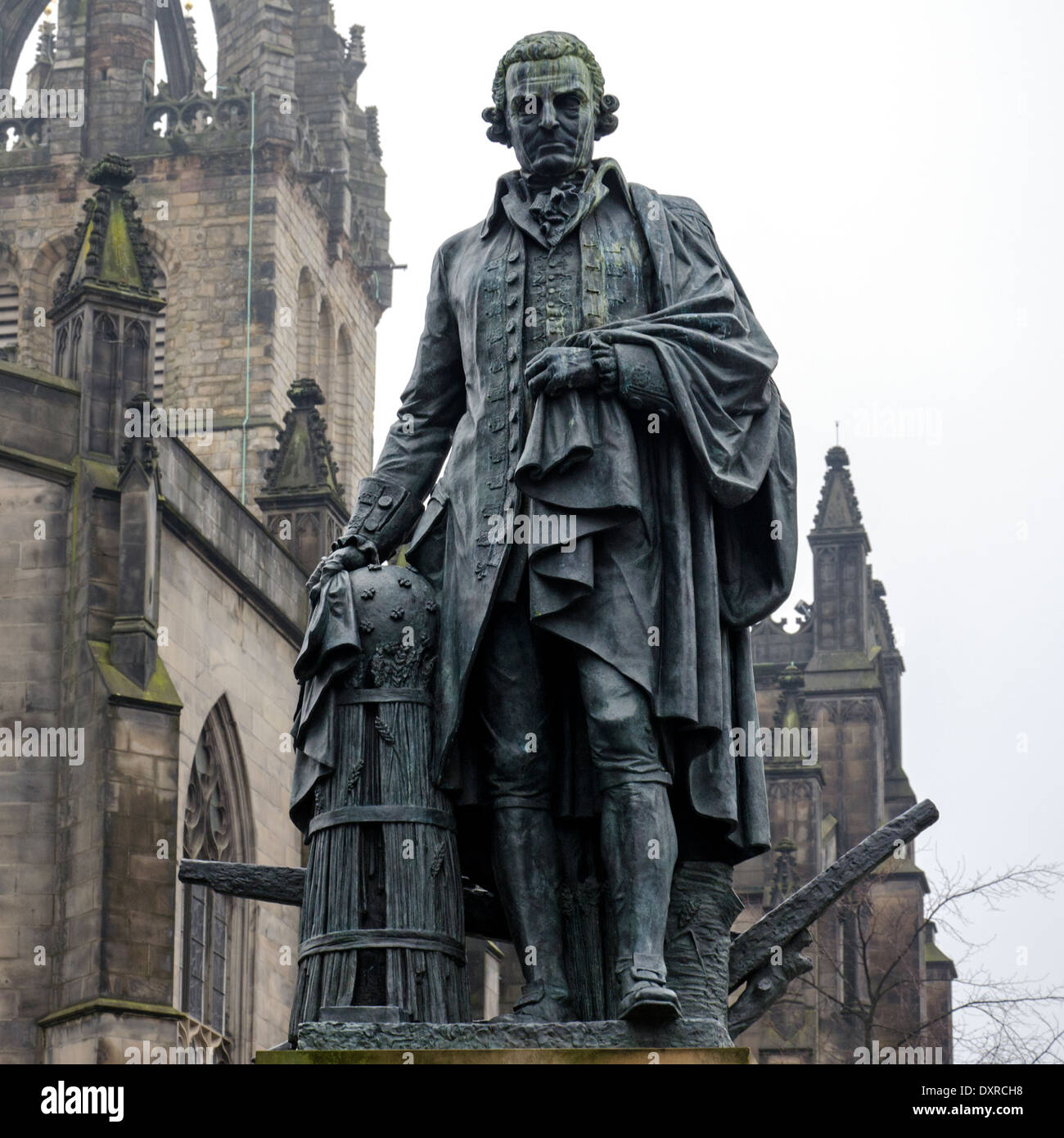 Statue d'Adam Smith (1723-1790), philosophe et économiste écossais, à l'extérieur de la Cathédrale Saint-Gilles d'Édimbourg. Banque D'Images
