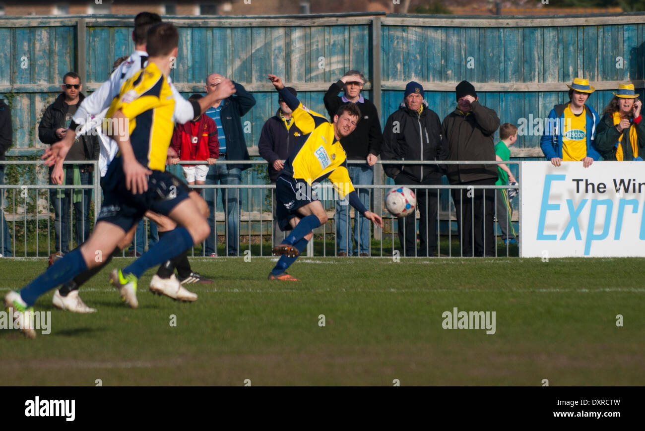 En Bois Dan envoie une croix pour Gosport FC. Gosport Borough v FC FC, Priveet Storford Évêques Park de Gosport, SKRILL Division du Sud, le 29 mars 2014. (C) Paul Gordon | Alamy Live News Banque D'Images