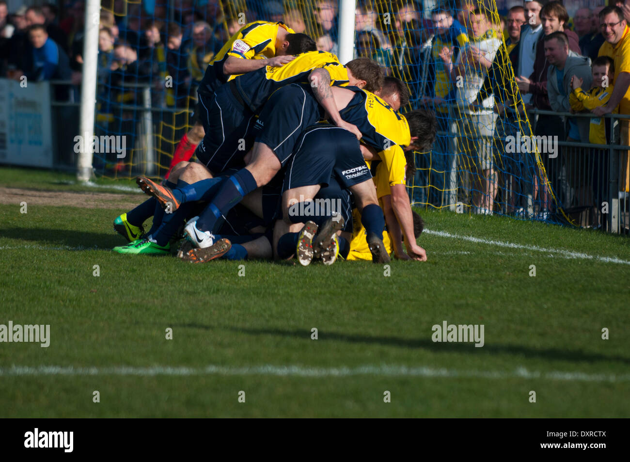 Les joueurs célèbrent avec Gosports avant, compteurs de l'équipe, le deuxième but de Gosport Borough v FC FC Storford évêques, SKRILL Division du Sud, le 29 mars 2014. (C) Paul Gordon | Alamy Live News Banque D'Images