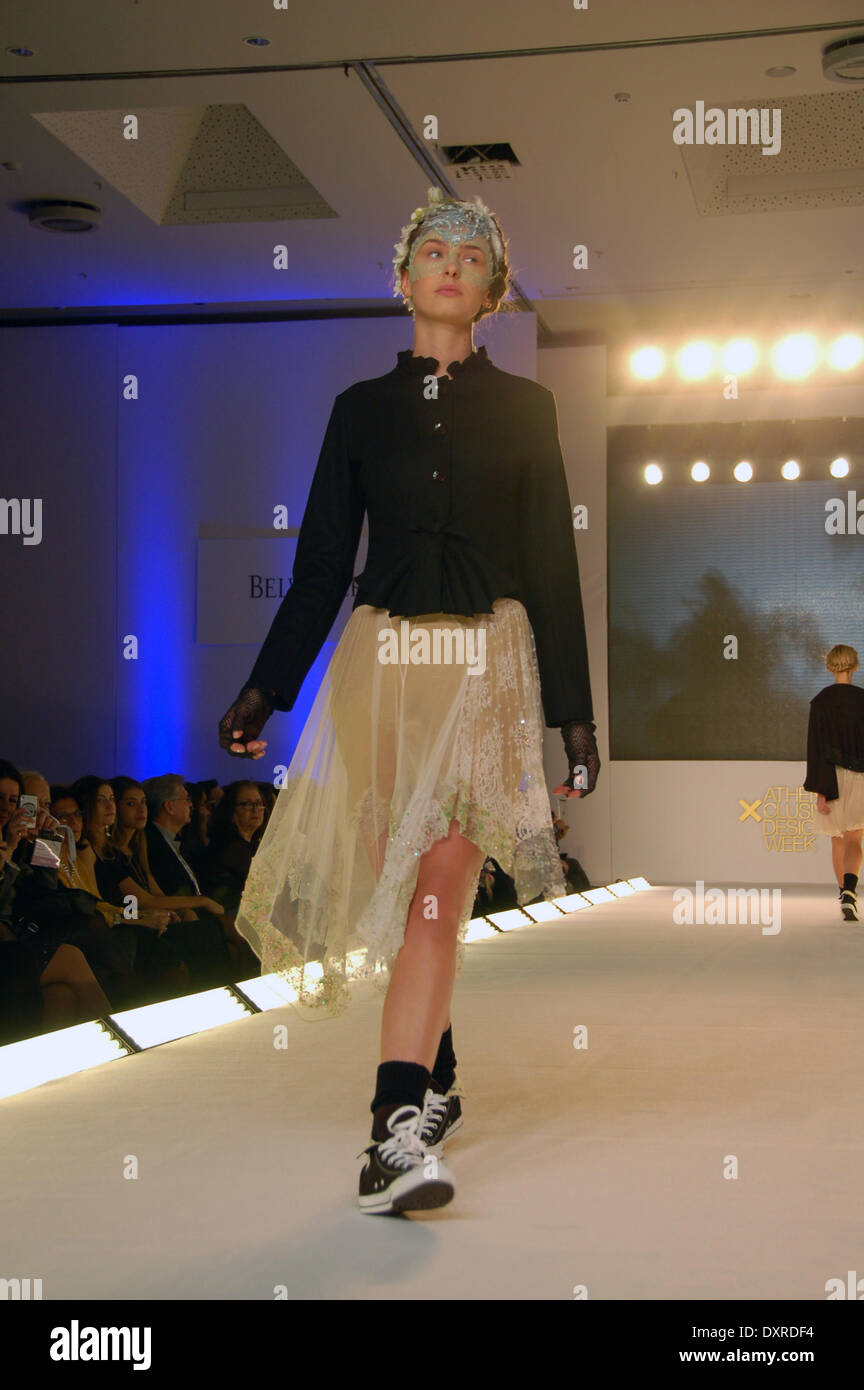 Athens.Grèce le 29 mars- Un modèle porte une création de designer de mode grec Loukia pour la collection automne hiver au cours de la 15e semaine d'Athènes Xclusive Designers. (Photo de George Panagakis / Pacific Press) Banque D'Images