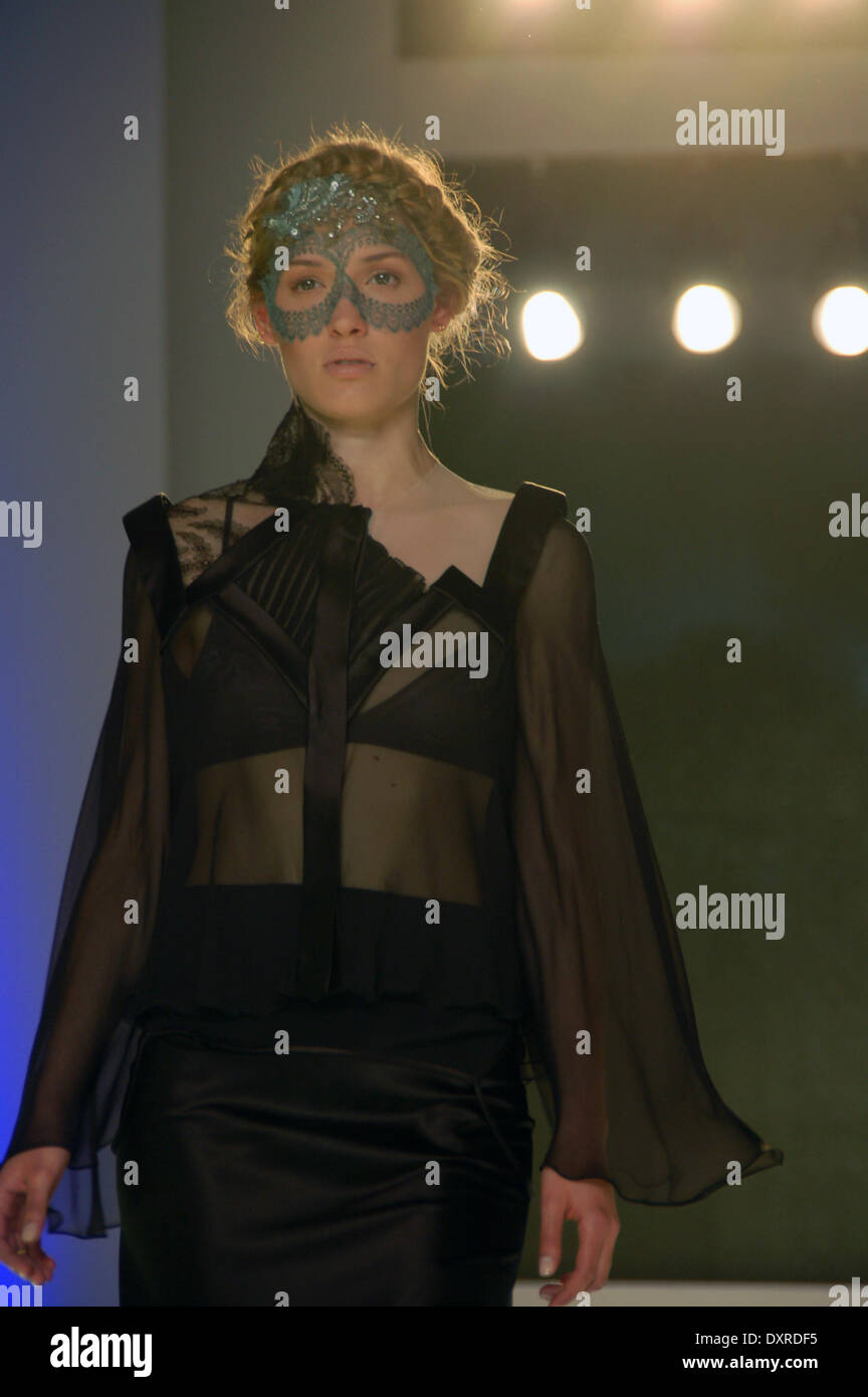 Athens.Grèce le 29 mars- Un modèle porte une création de designer de mode grec Loukia pour la collection automne hiver au cours de la 15e semaine d'Athènes Xclusive Designers. (Photo de George Panagakis / Pacific Press) Banque D'Images