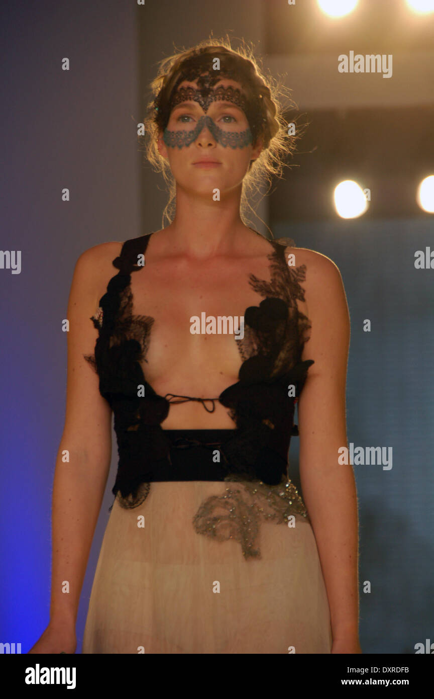 Athens.Grèce le 29 mars- Un modèle porte une création de designer de mode grec Loukia pour la collection automne hiver au cours de la 15e semaine d'Athènes Xclusive Designers. (Photo de George Panagakis / Pacific Press) Banque D'Images