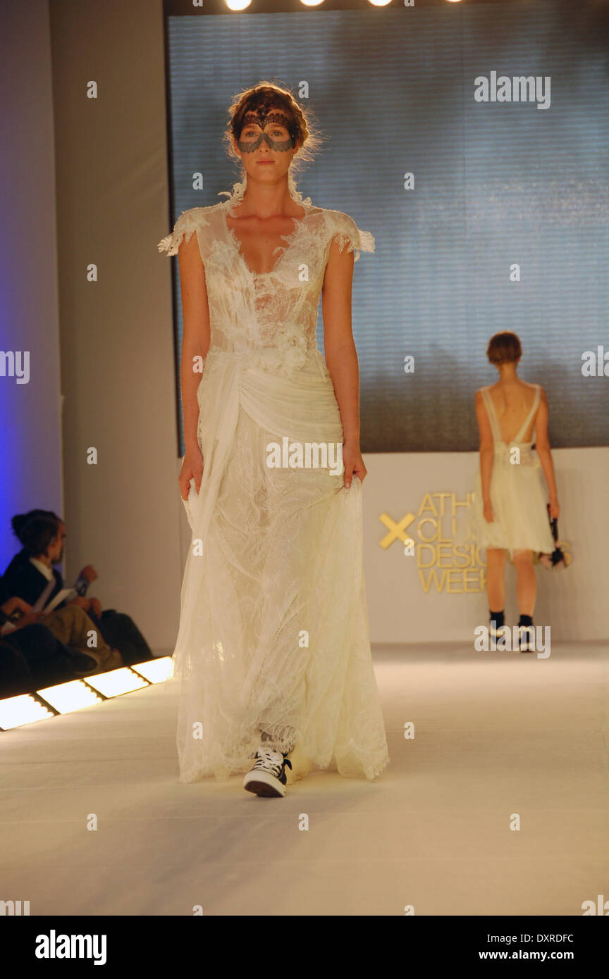 Athens.Grèce le 29 mars- Un modèle porte une création de designer de mode grec Loukia pour la collection automne hiver au cours de la 15e semaine d'Athènes Xclusive Designers. (Photo de George Panagakis / Pacific Press) Banque D'Images