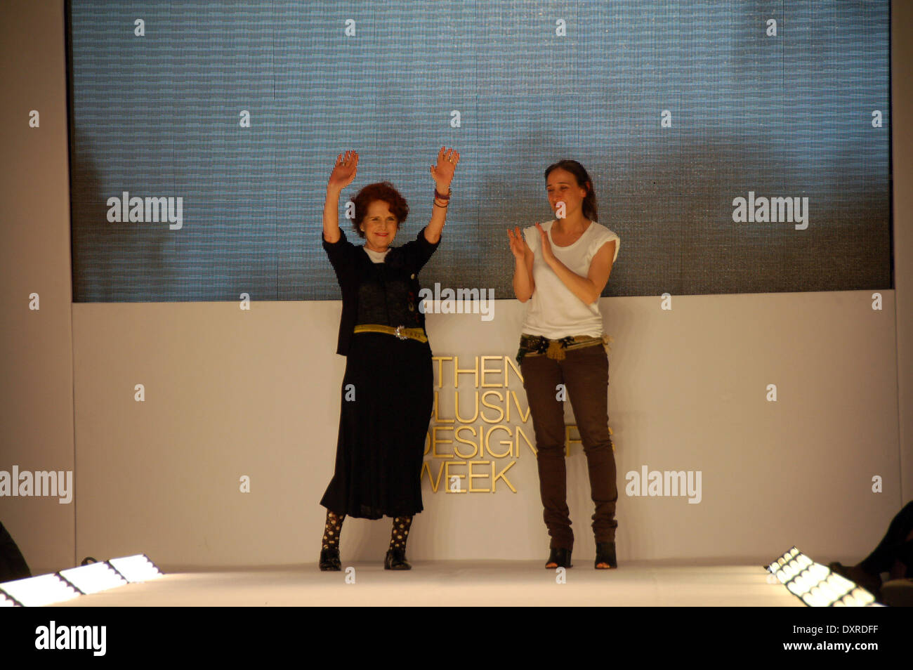 Athènes, Grèce 29 mars- Grecs Fashion Designer Loukia courbes à ses invités après la fin de la gorge qui shocased Winrter sa collection d'automne (photo de George Panagakis / Pacific Press) Banque D'Images