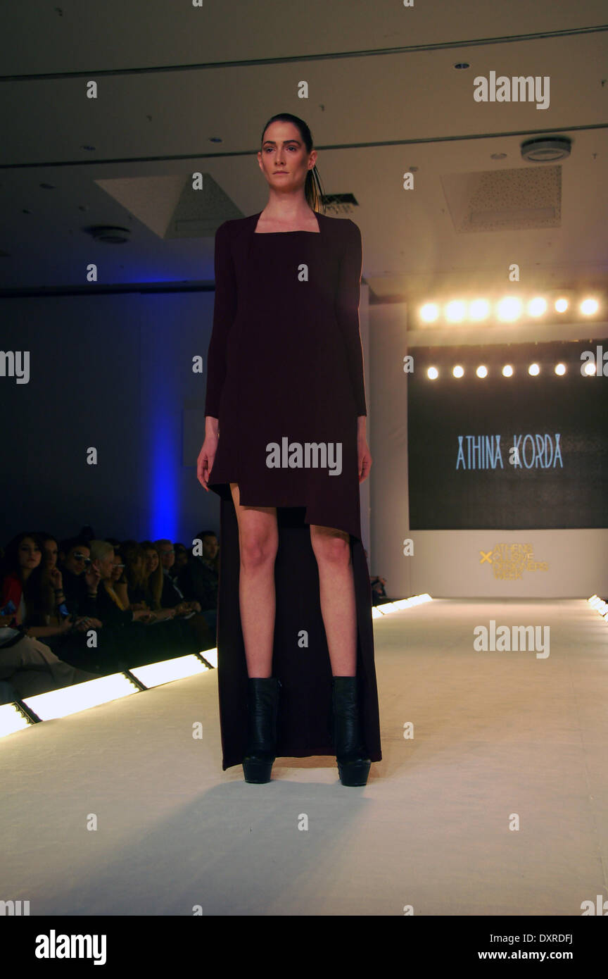 Athens.Grèce le 29 mars- Un modèle porte une création de designer de mode grecque Athina Korda partie de la collection automne hiver au cours de la 15e semaine d'Athènes Xclusive Designers. (Photo de George Panagakis / Pacific Press) Banque D'Images