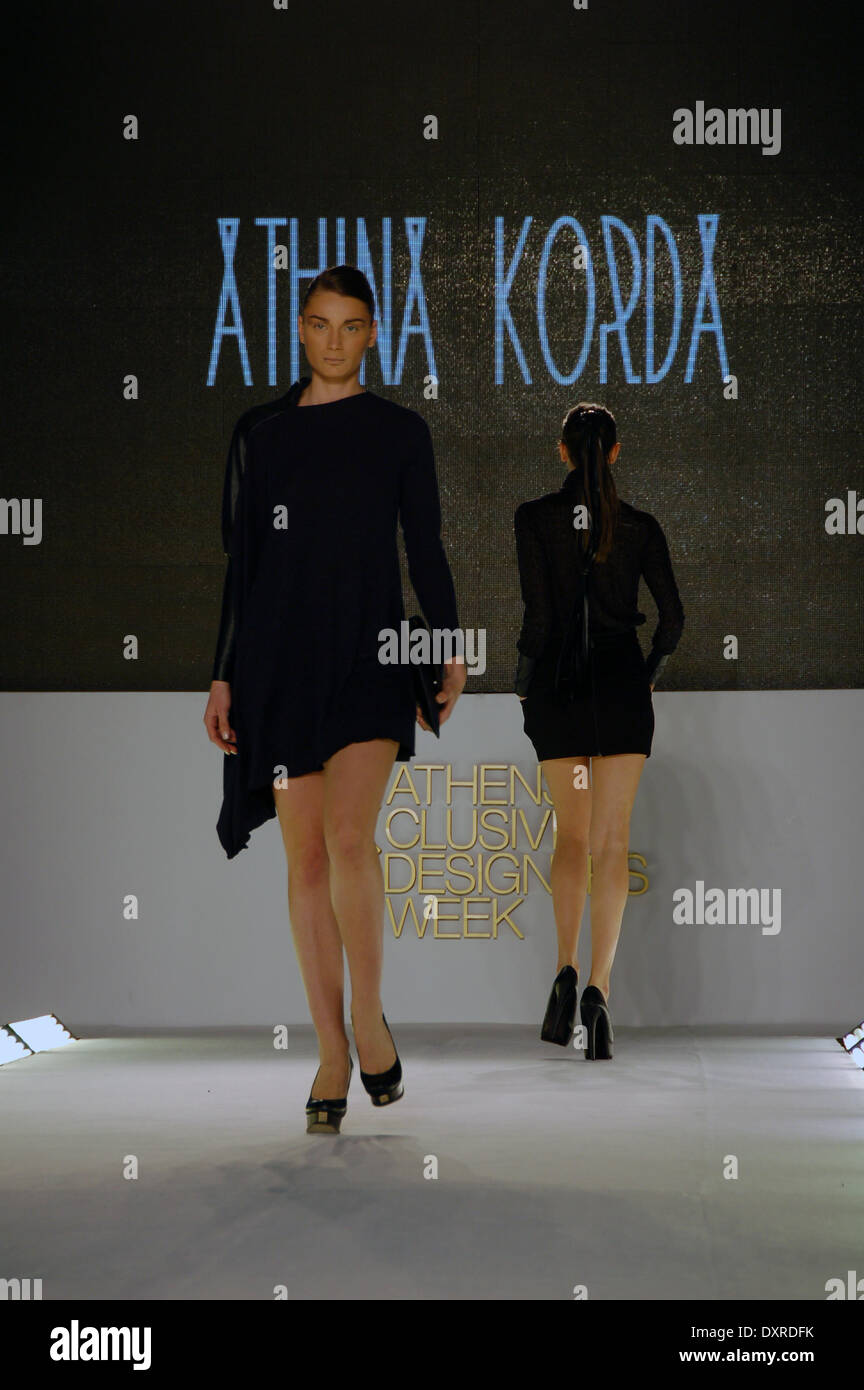 Athens.Grèce le 29 mars- Un modèle porte une création de designer de mode grecque Athina Korda partie de la collection automne hiver au cours de la 15e semaine d'Athènes Xclusive Designers. (Photo de George Panagakis / Pacific Press) Banque D'Images