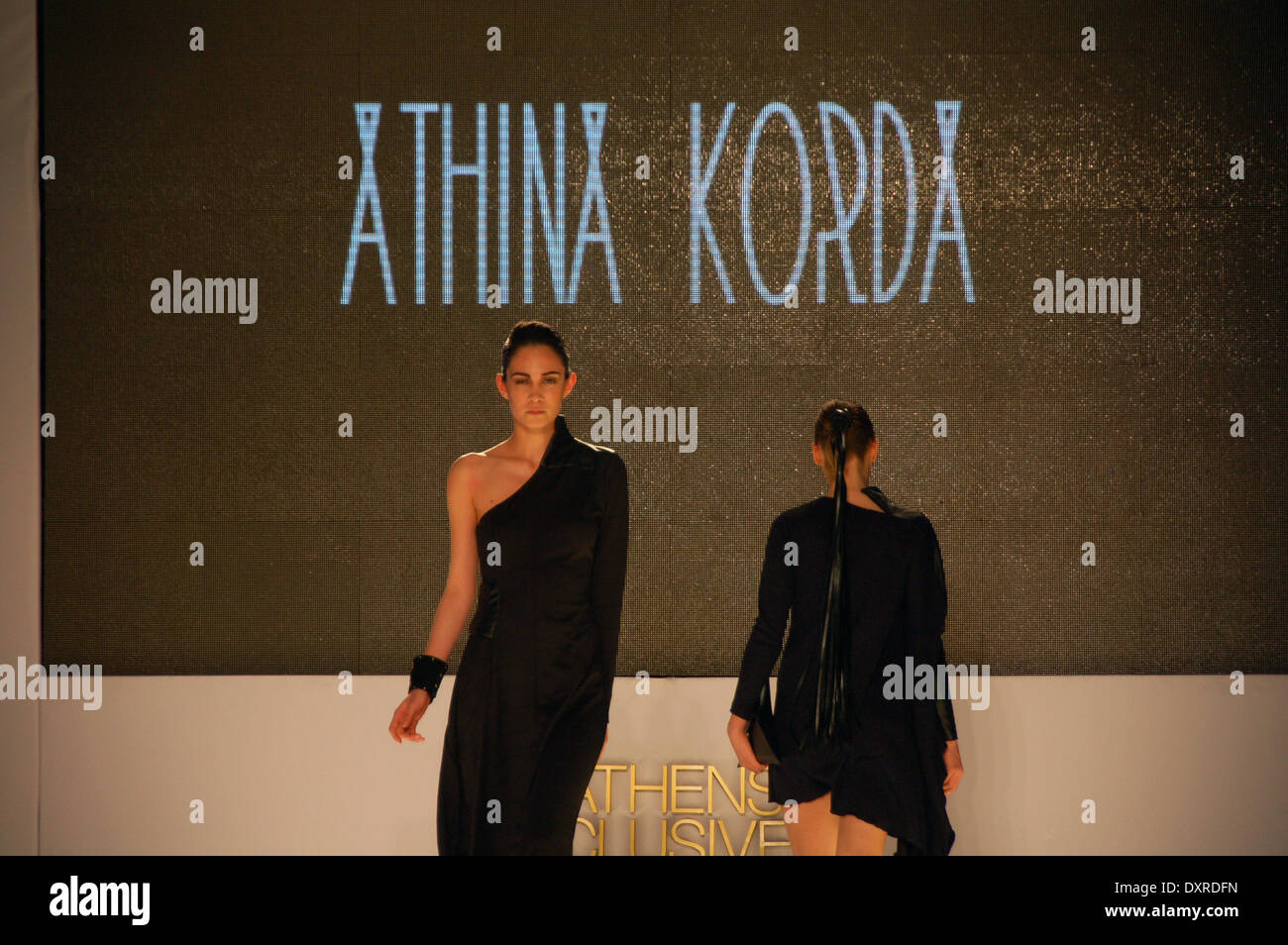 Athens.Grèce le 29 mars- Un modèle porte une création de designer de mode grecque Athina Korda partie de la collection automne hiver au cours de la 15e semaine d'Athènes Xclusive Designers. (Photo de George Panagakis / Pacific Press) Banque D'Images