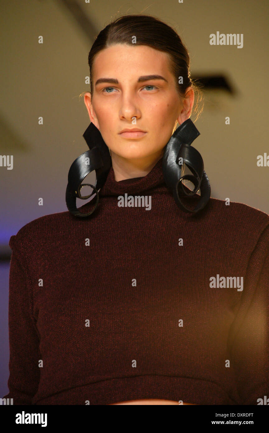 Athens.Grèce le 29 mars- Un modèle porte une création de designer de mode grecque Athina Korda partie de la collection automne hiver au cours de la 15e semaine d'Athènes Xclusive Designers. (Photo de George Panagakis / Pacific Press) Banque D'Images