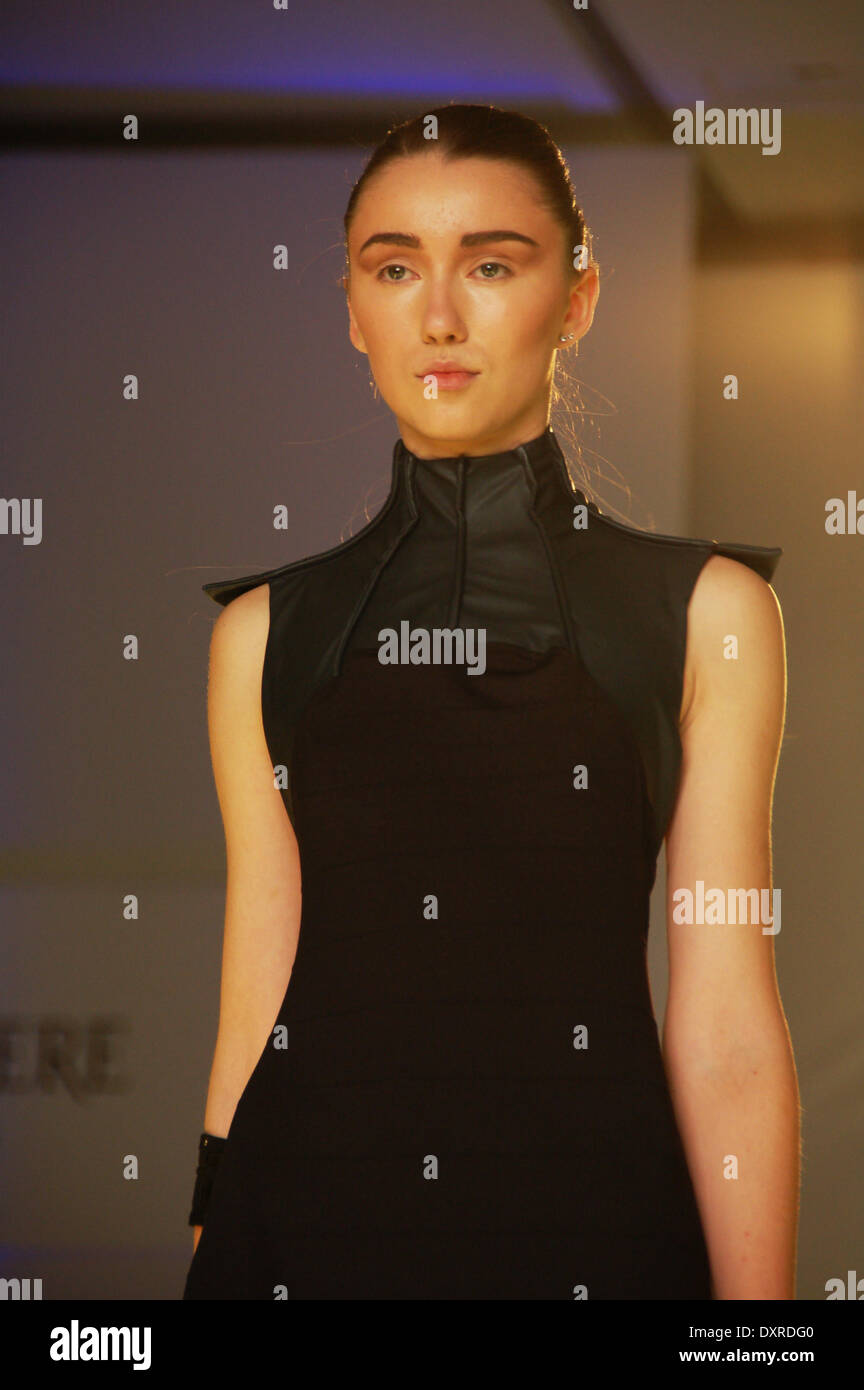 Athens.Grèce le 29 mars- Un modèle porte une création de designer de mode grecque Athina Korda partie de la collection automne hiver au cours de la 15e semaine d'Athènes Xclusive Designers. (Photo de George Panagakis / Pacific Press) Banque D'Images