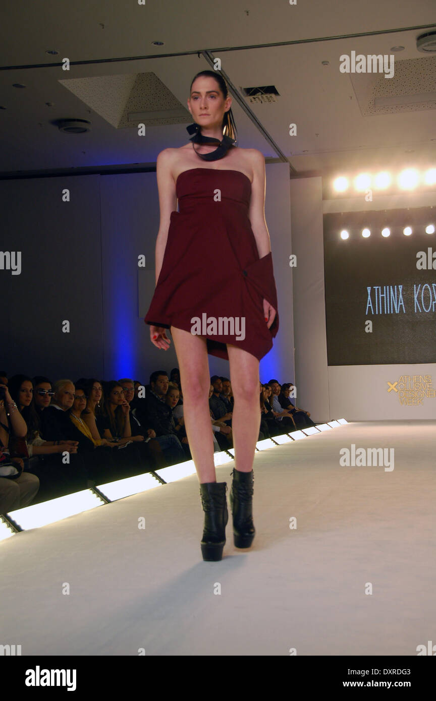 Athens.Grèce le 29 mars- Un modèle porte une création de designer de mode grecque Athina Korda partie de la collection automne hiver au cours de la 15e semaine d'Athènes Xclusive Designers. (Photo de George Panagakis / Pacific Press) Banque D'Images